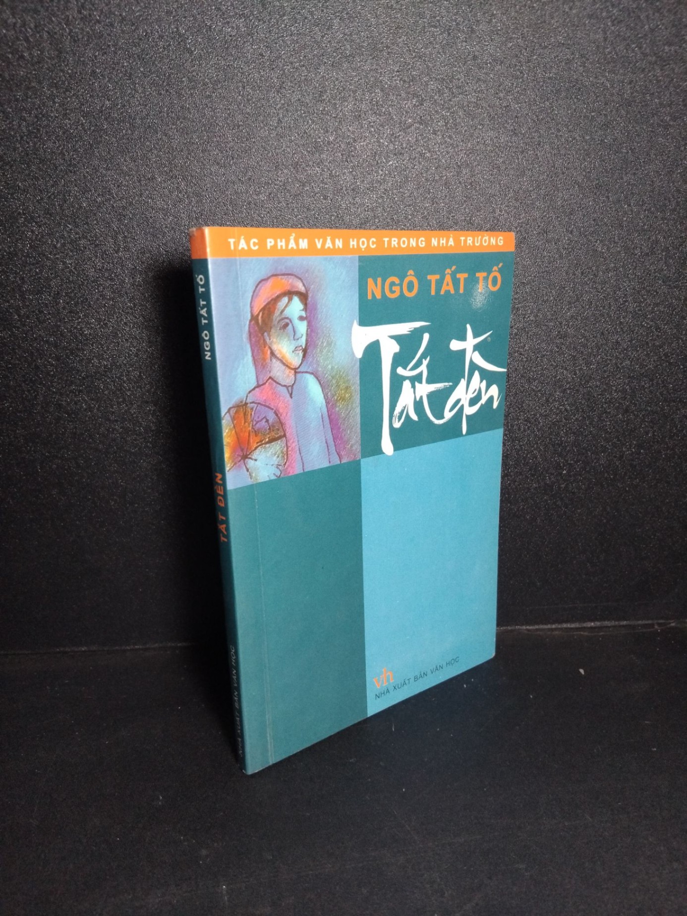 Tắt đèn khổ nhỏ mới 80% ố ẩm nhẹ 2005 HCM1001 Ngô Tất Tố VĂN HỌC