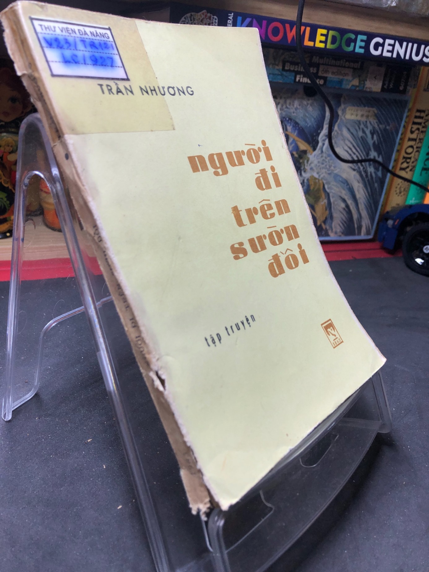 Người đi trên sườn đồi 1983 mới 50% ố bẩn Trần Nhương HPB0906 SÁCH VĂN HỌC (NSX)