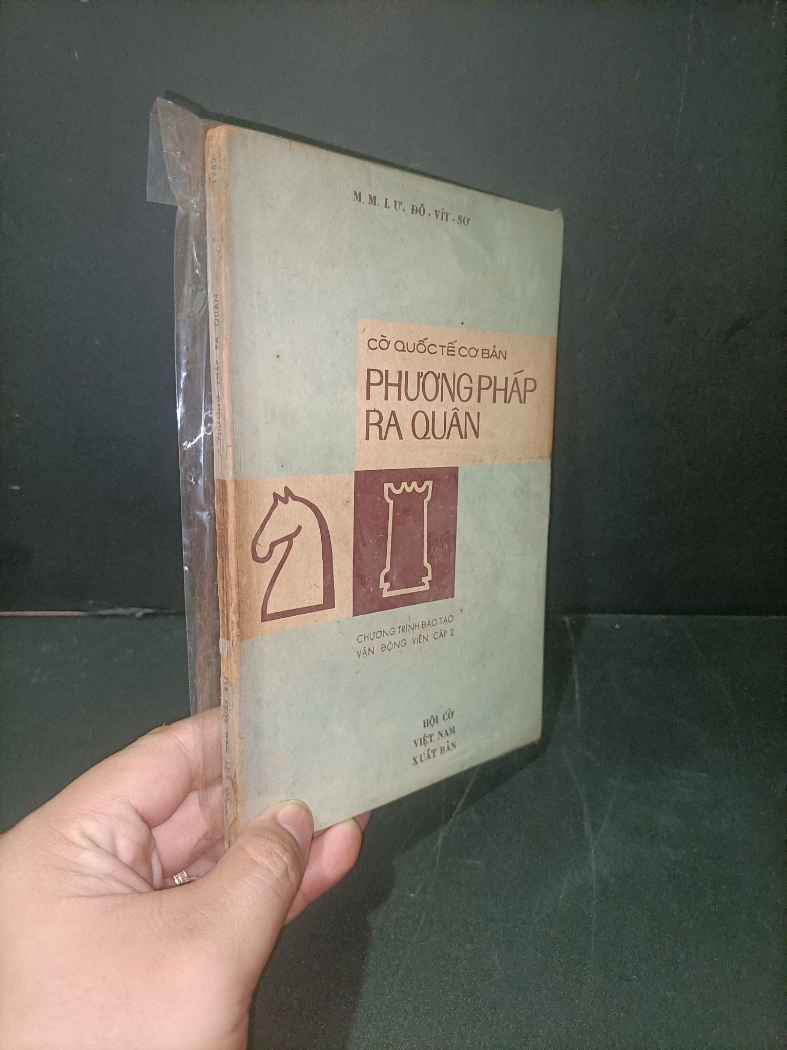 Cờ quốc tế cơ bản phương pháp ra quân mới 60% bẩn bìa, ố vàng, rách gáy 1982 M.M.I.Ư. Đô - Vít - Sơ HCM2603 GIÁO TRÌNH, CHUYÊN MÔN (NSX)