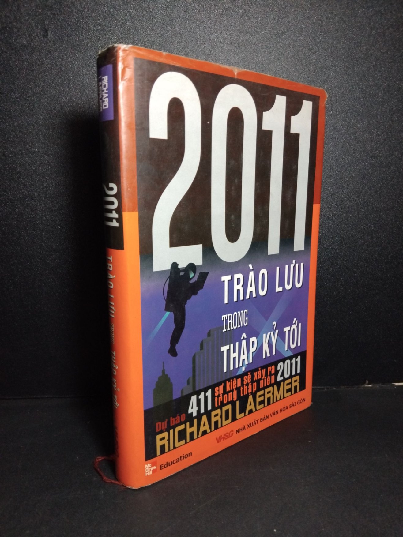 2011 trào lưu trong thập kỷ tới (bìa cứng) mới 80% ố có viết nhẹ vào sách rách trang đầu 2009 HCM1001 Richard Laermer KỸ NĂNG (NSX)