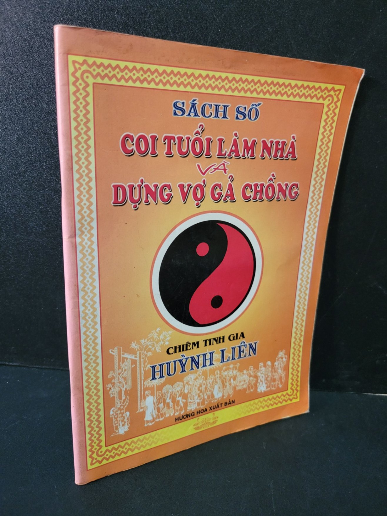 Sách số coi tuổi làm nhà và dựng vợ gả chồng mới 80% bẩn bìa, ố nhẹ, tróc bìa nhẹ Chiêm tinh gia Huỳnh Liên HCM1604 TÂM LINH - TÔN GIÁO - THIỀN