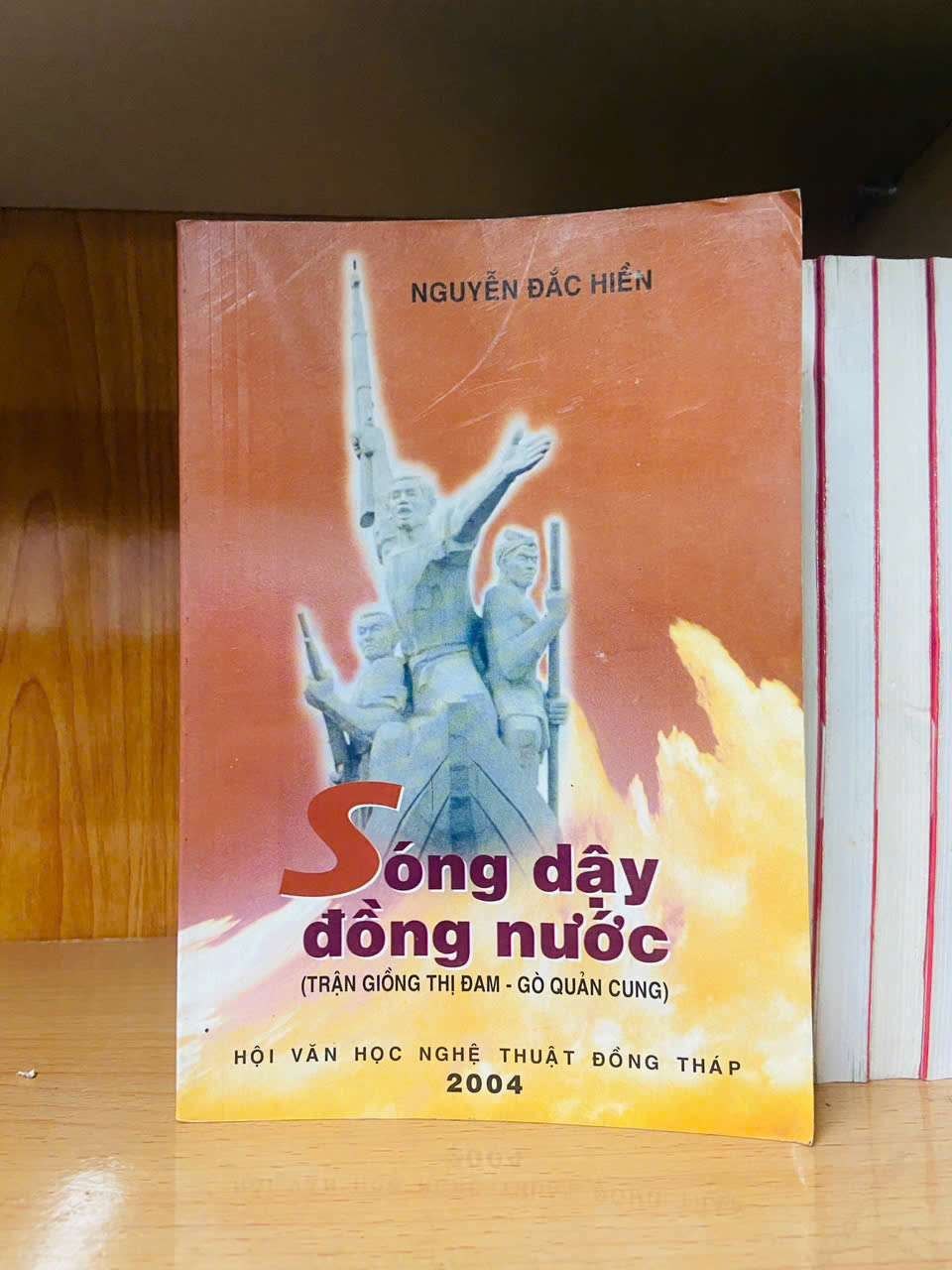 Sóng dậy đồng nước - Nguyễn Đắc Hiển LỊCH SỬ - CHÍNH TRỊ - TRIẾT HỌC VAVO0810