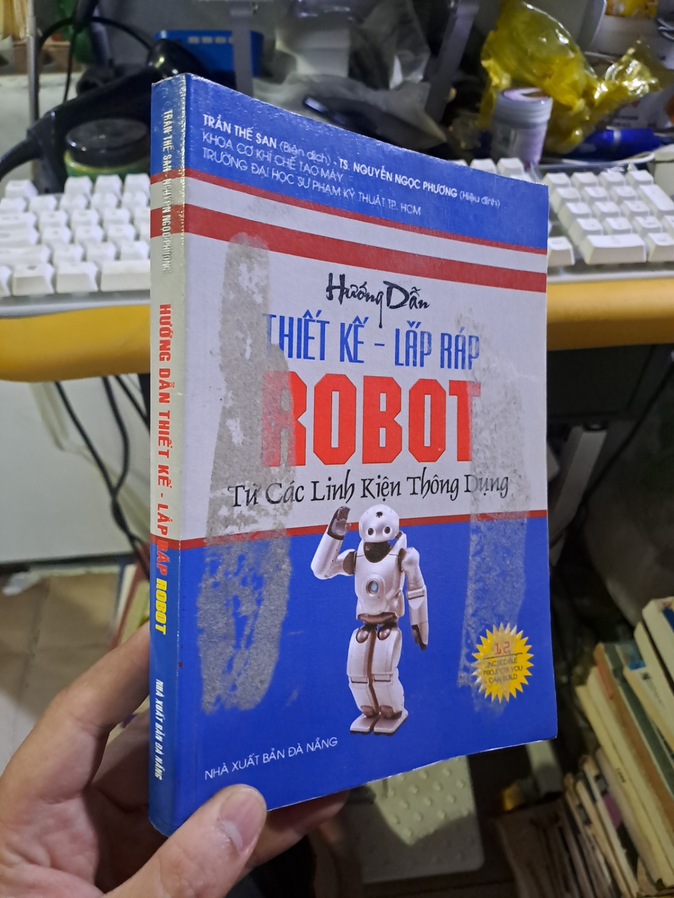 Hướng dẫn thiết kế lắp ráp robot từ các linh kiện thông dụng mới 80% ố bẩn bìa 2005 GIÁO TRÌNH, CHUYÊN MÔN HCM1709 (NSX)