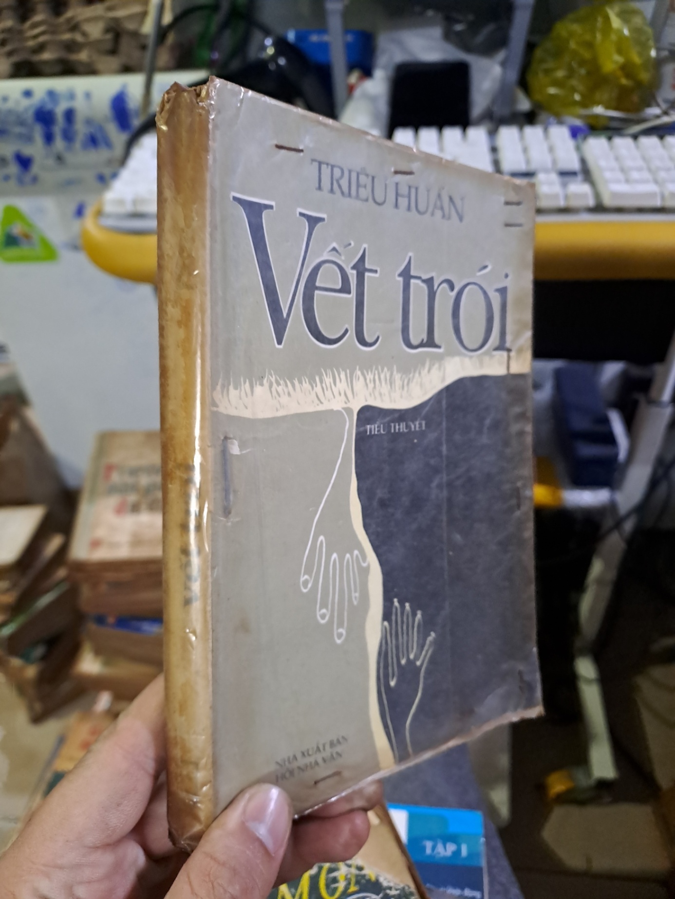 Vết trói Triệu Huấn mới 80% ố 1996 Văn học Việt Nam HCM1709 (NSX)