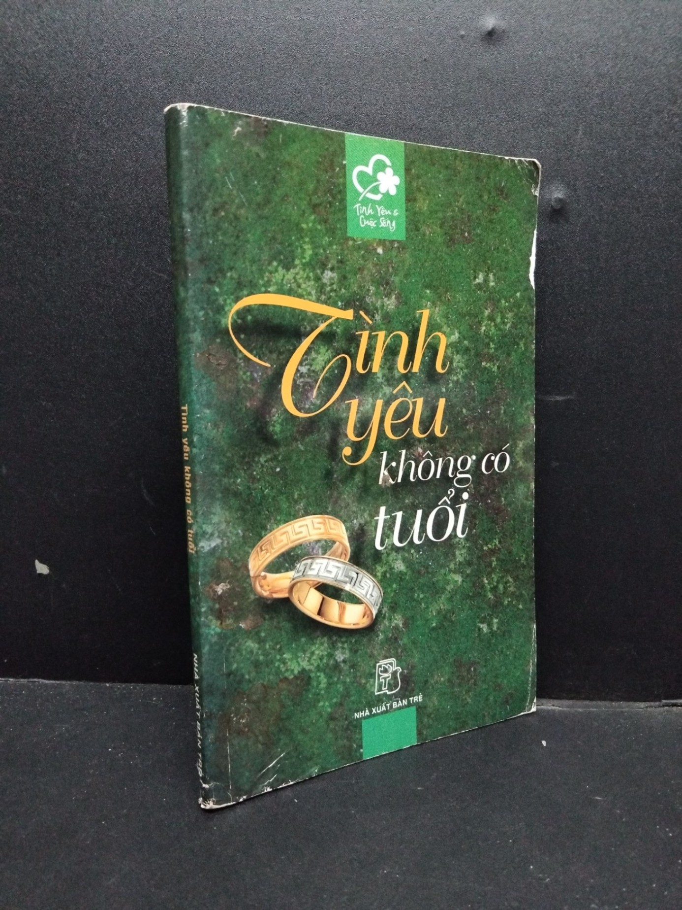 Tình yêu không có tuổi, mới 80% ố rách bìa nhẹ có mộc trang cuối 2006 HCM2207 VĂN HỌC (NSX)