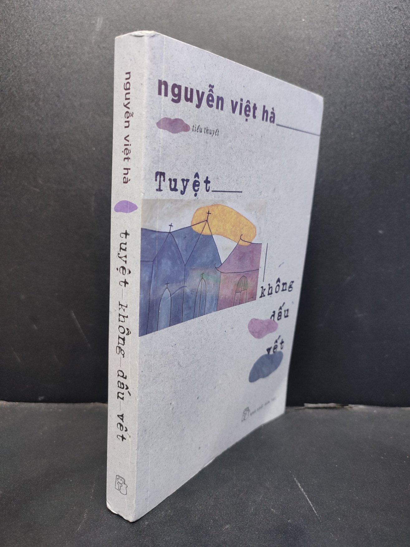 Tuyệt không dấu vết mới 90% quăng góc nhẹ 2023 HCM1406 Nguyễn Việt Hà SÁCH VĂN HỌC (NSX)
