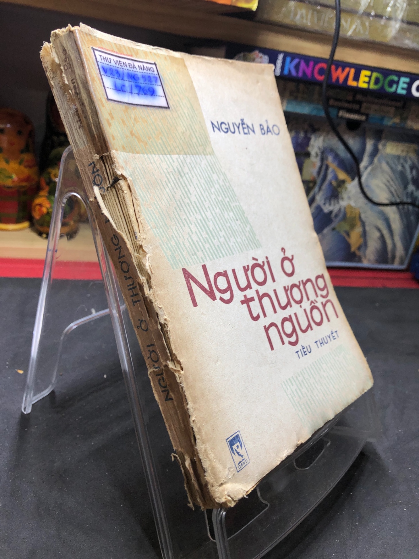Người ở thượng nguồn 1983 mới 50% ố bẩn Nguyễn Bảo HPB0906 SÁCH VĂN HỌC (NSX)