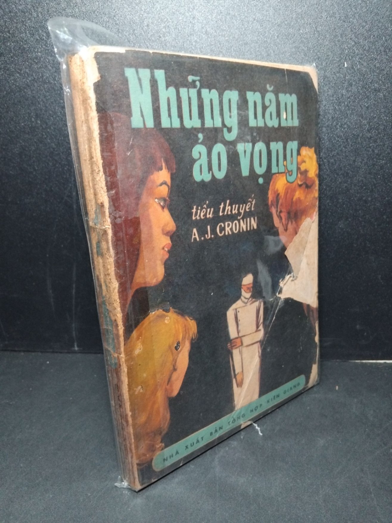 Tiếu thuyết những năm ảo vọng mới 60% bẩn bìa, ố vàng, tróc gáy, rách trang A.J. Cronin HCM2603 VĂN HỌC (NSX)