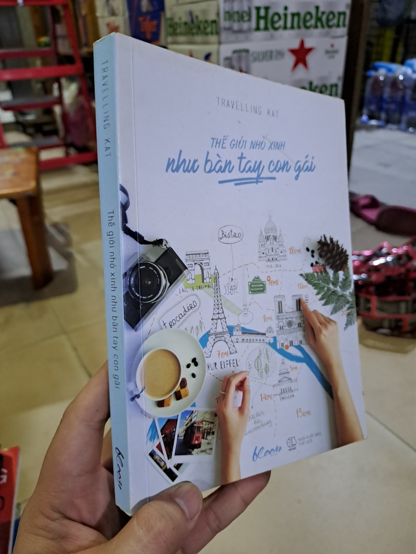 Thế giới nhỏ xinh nhu bàn tay con gái mới 90% ố nhẹ Traveling Kat 2016 HCM0308 Văn học Việt Nam (NSX)