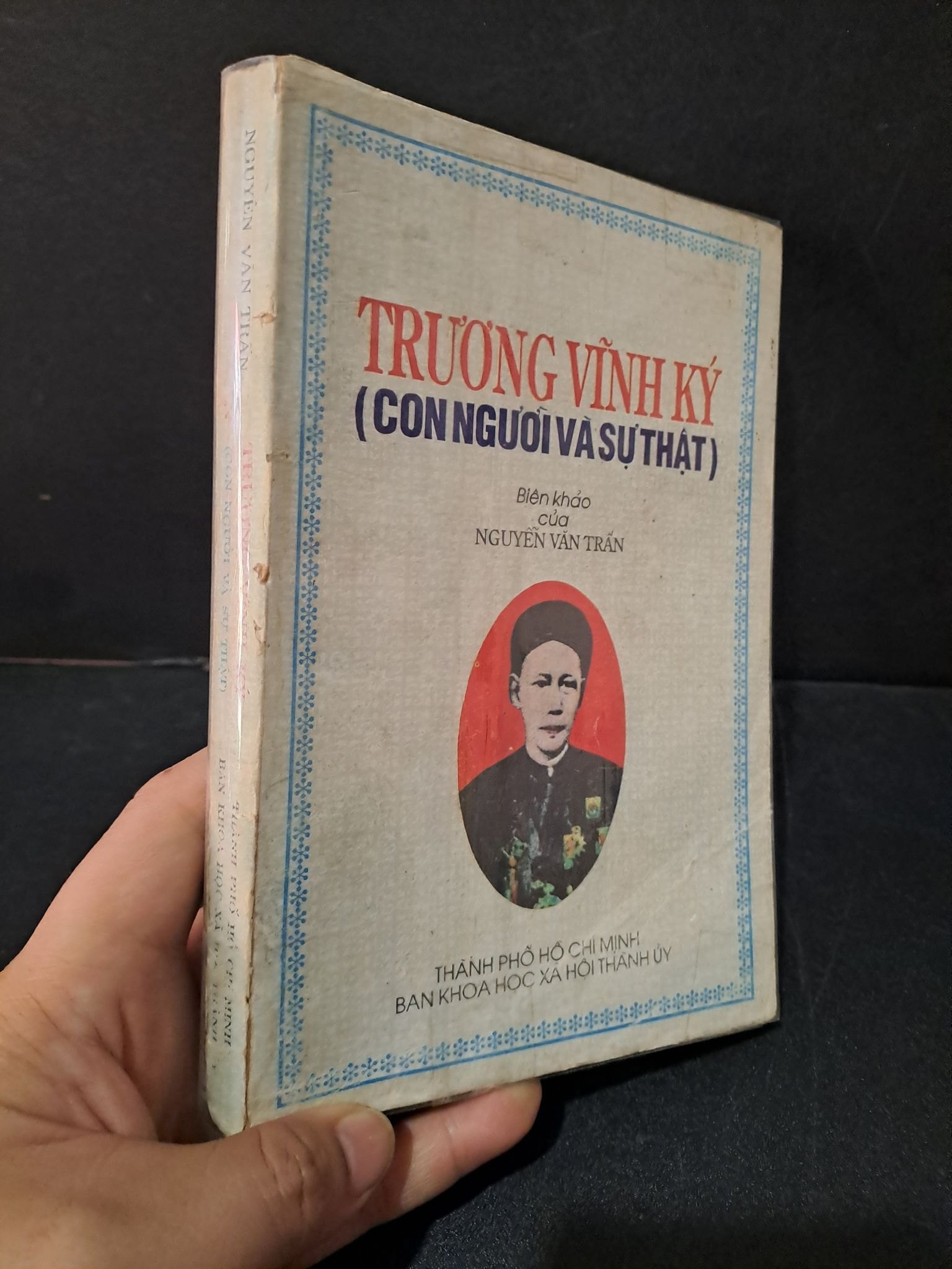Trương Vĩnh Ký (con người và sự thật) mới 80% bẩn bìa, ố vàng, có chữ ký 1993 Nguyễn Văn Trấn HCM1804 DANH NHÂN (NSX)