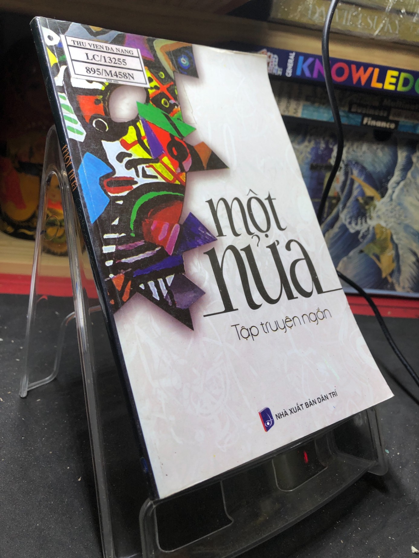 Một nửa 2010 mới 80% bẩn nhẹ Thu Huyền HPB0906 SÁCH VĂN HỌC (NSX)
