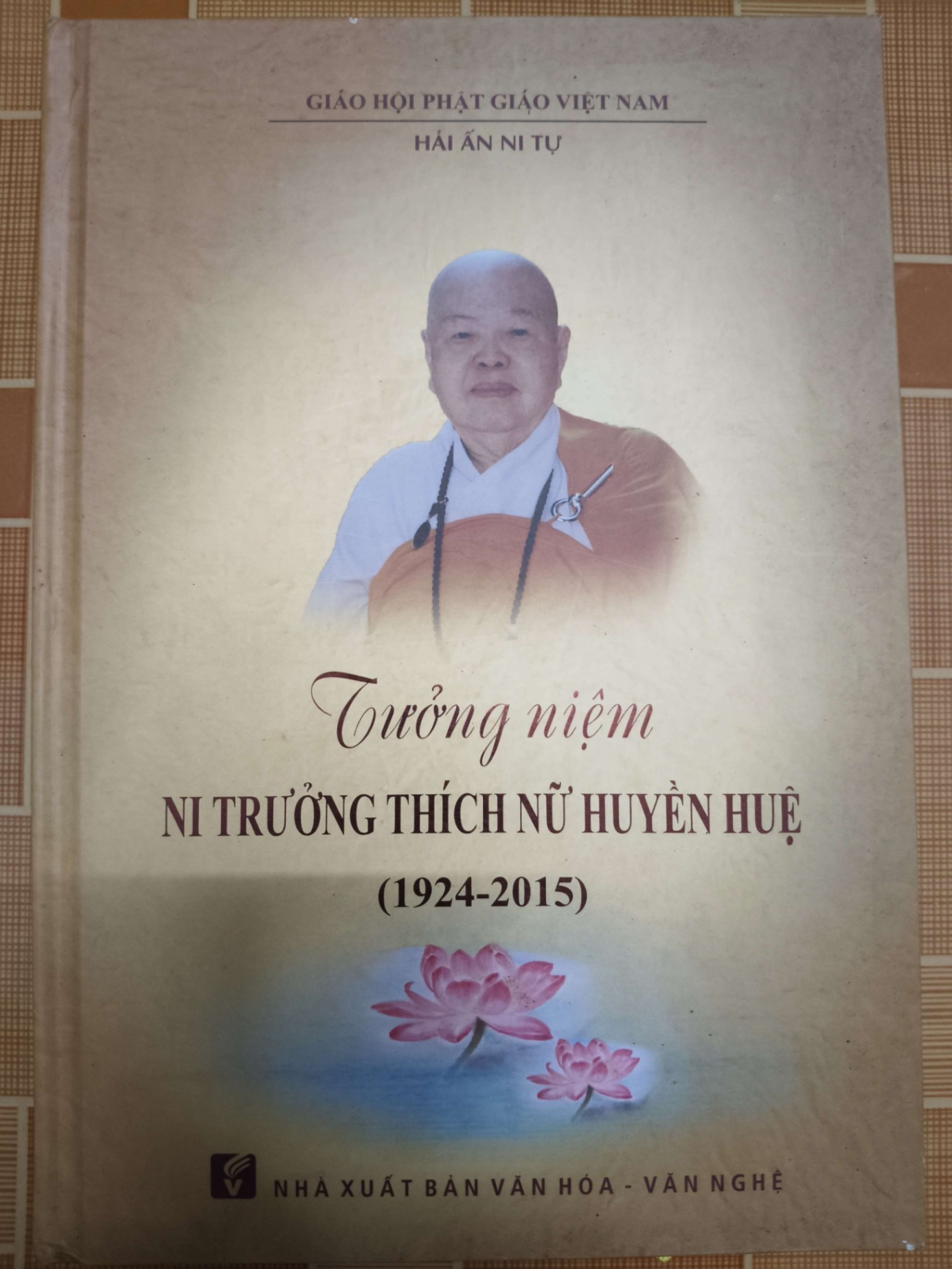 Tưởng niệm Ni trưởng T.N.H.Huệ - 2015 - 307 trang TÂM LINH - TÔN GIÁO - THIỀN ANTQ2012-210
