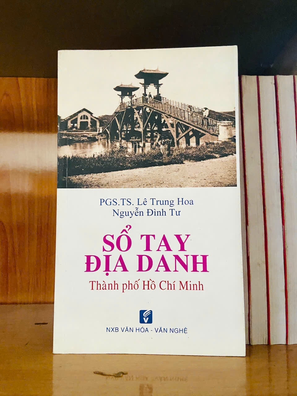 Sổ tay địa danh Thành phố Hồ Chí Minh - Lê Trung Hoa ; Nguyễn Đình Tư - LỊCH SỬ - CHÍNH TRỊ - TRIẾT HỌC - VAVO2911-147