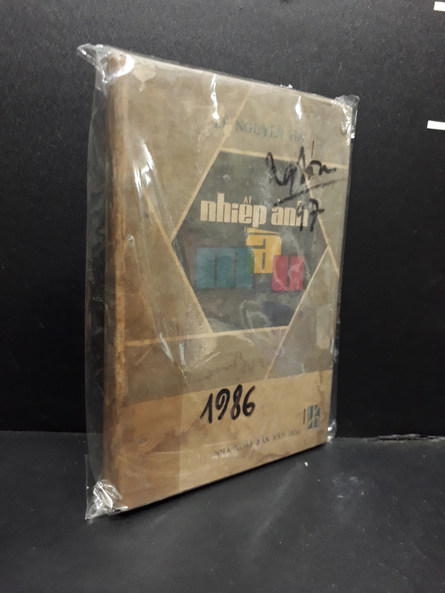 Nhiếp Ảnh Màu mới 60% ố vàng, bị ướt (có bọc) 1986 HCM0107 Lê Nguyên Hà KỸ NĂNG (NSX)