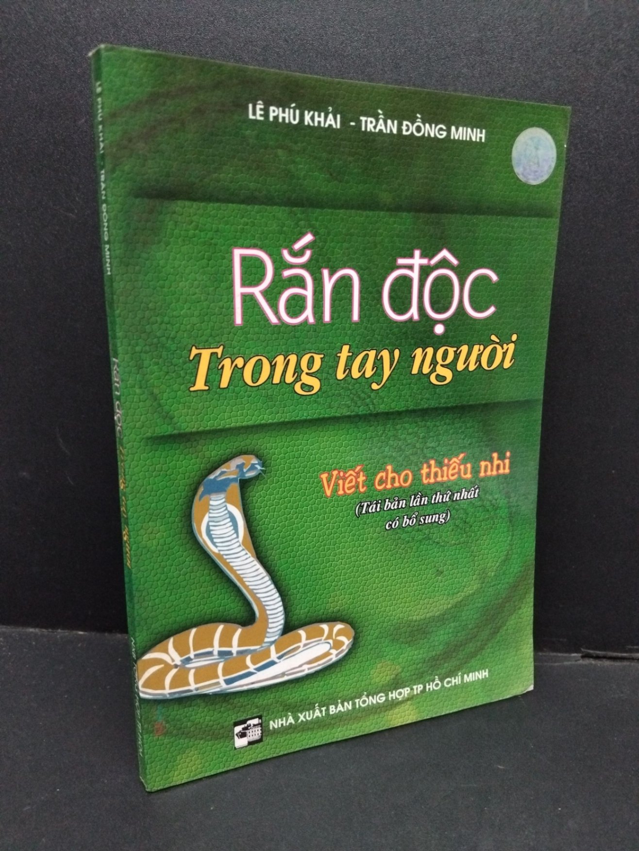 Rắn độc trong tay người mới 80% bẩn bìa, ố nhẹ 2006 HCM2110 Lê Phú Khải, Trần Đồng Minh VĂN HỌC (NSX)