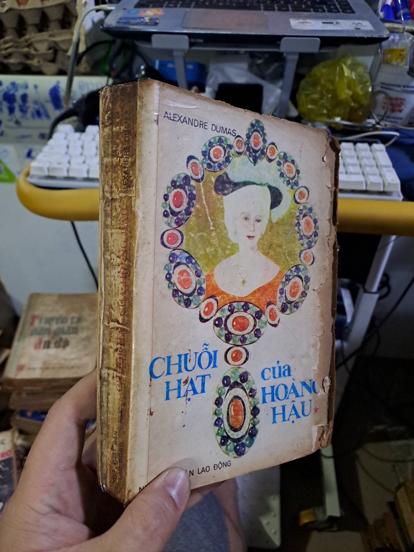 Chuỗi hạt của hoàng hậu mới 70% ố rách bìa 1989 Văn học nước ngoài HCM1709 (NSX)
