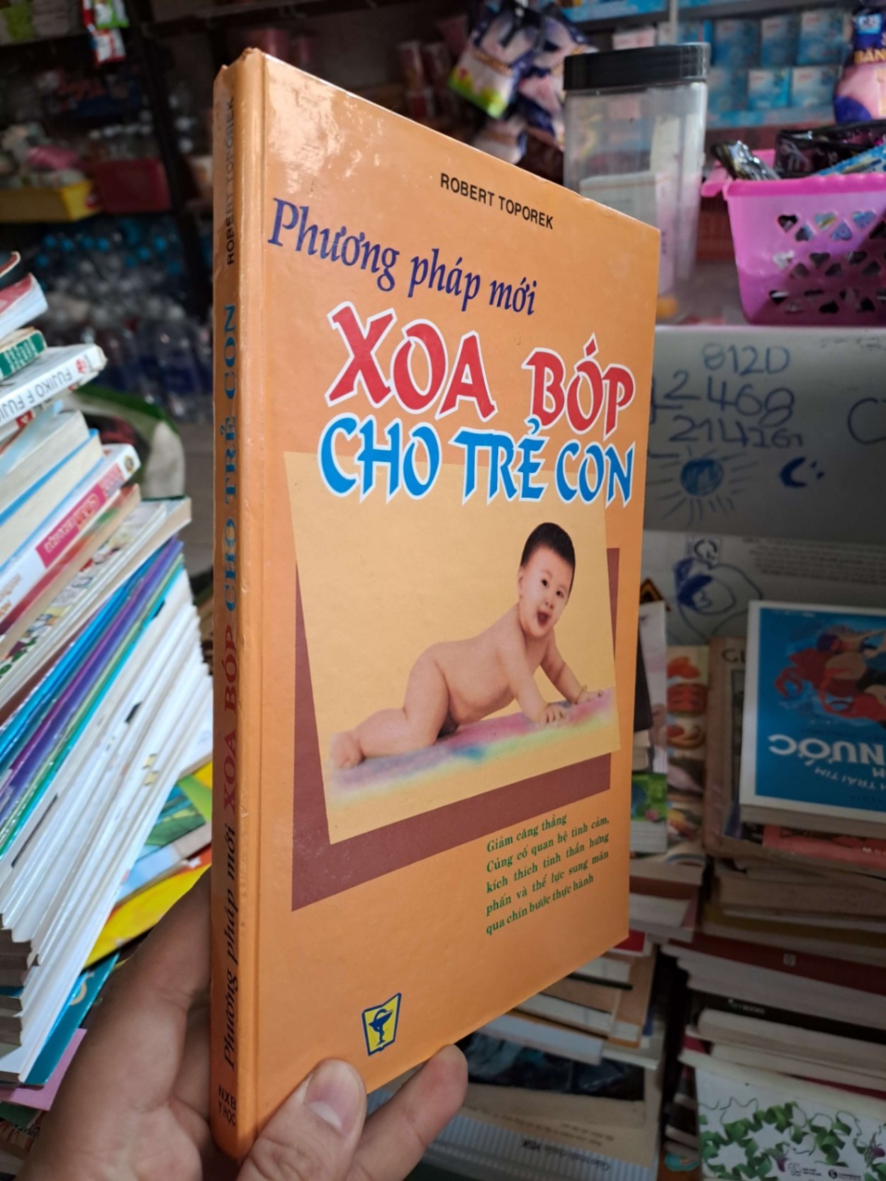 Phương pháp mới xoa bóp cho trẻ con - Toporek - bìa cứng 2003 mới 70% ẫm mọt nhẹ - MẸ VÀ BÉ - HCM0111 (NSX)