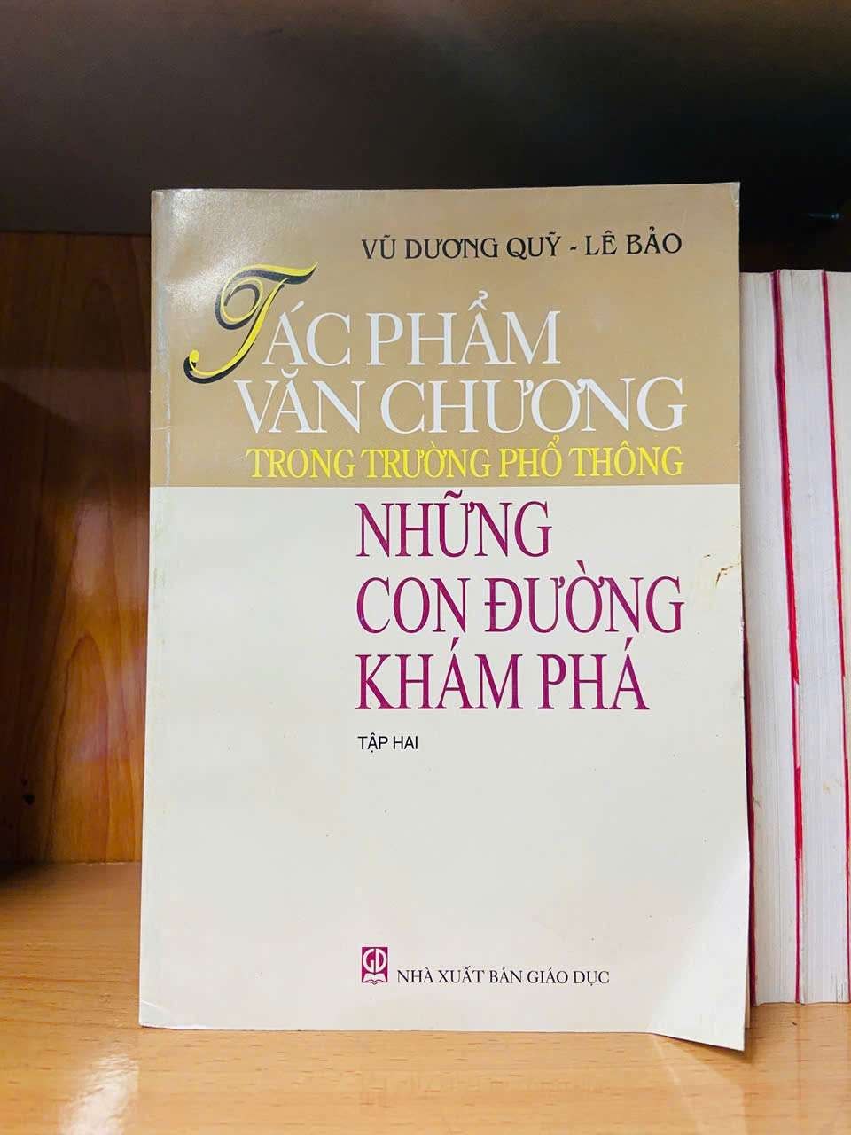 Tác phẩm văn chương trong trường phổ thông - Những con đường khám phá - Vũ Dương Quý ; Lê Bảo - GIÁO TRÌNH, CHUYÊN MÔN - Văn võ - VAVO3110-171