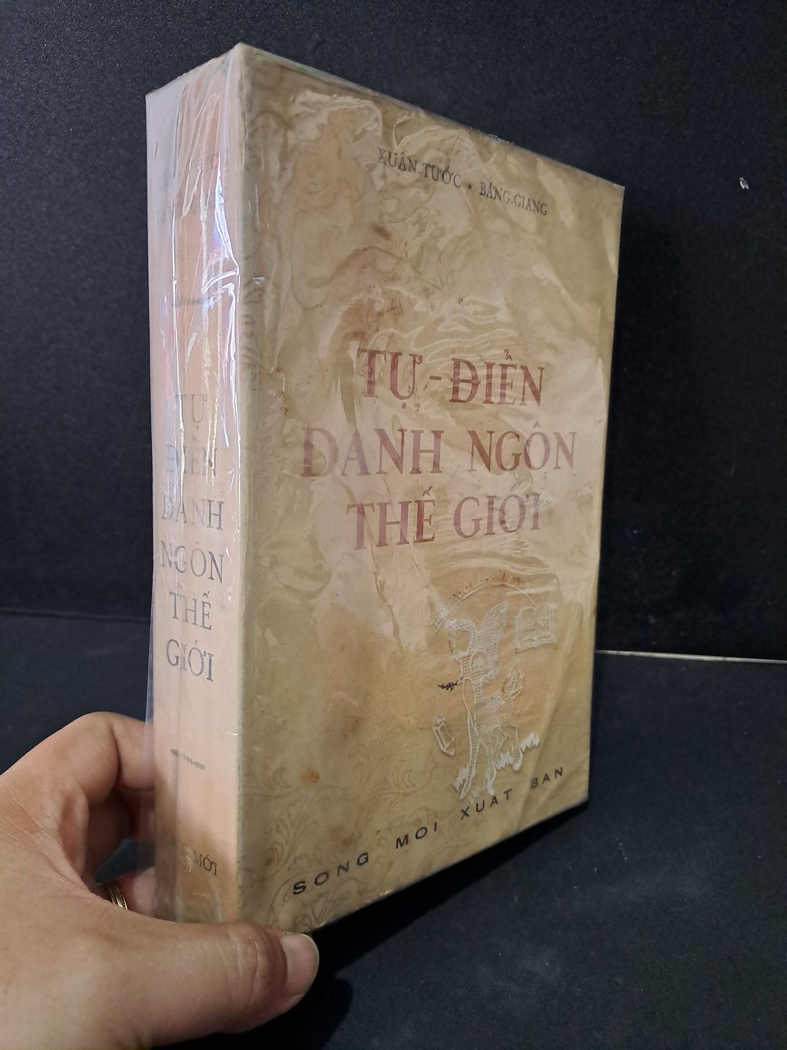 Từ điển danh ngôn thế giới mới 80% bẩn bìa, ố vàng 1971 Xuân Tước & Bằng Giang HCM2603 VĂN HỌC (NSX)