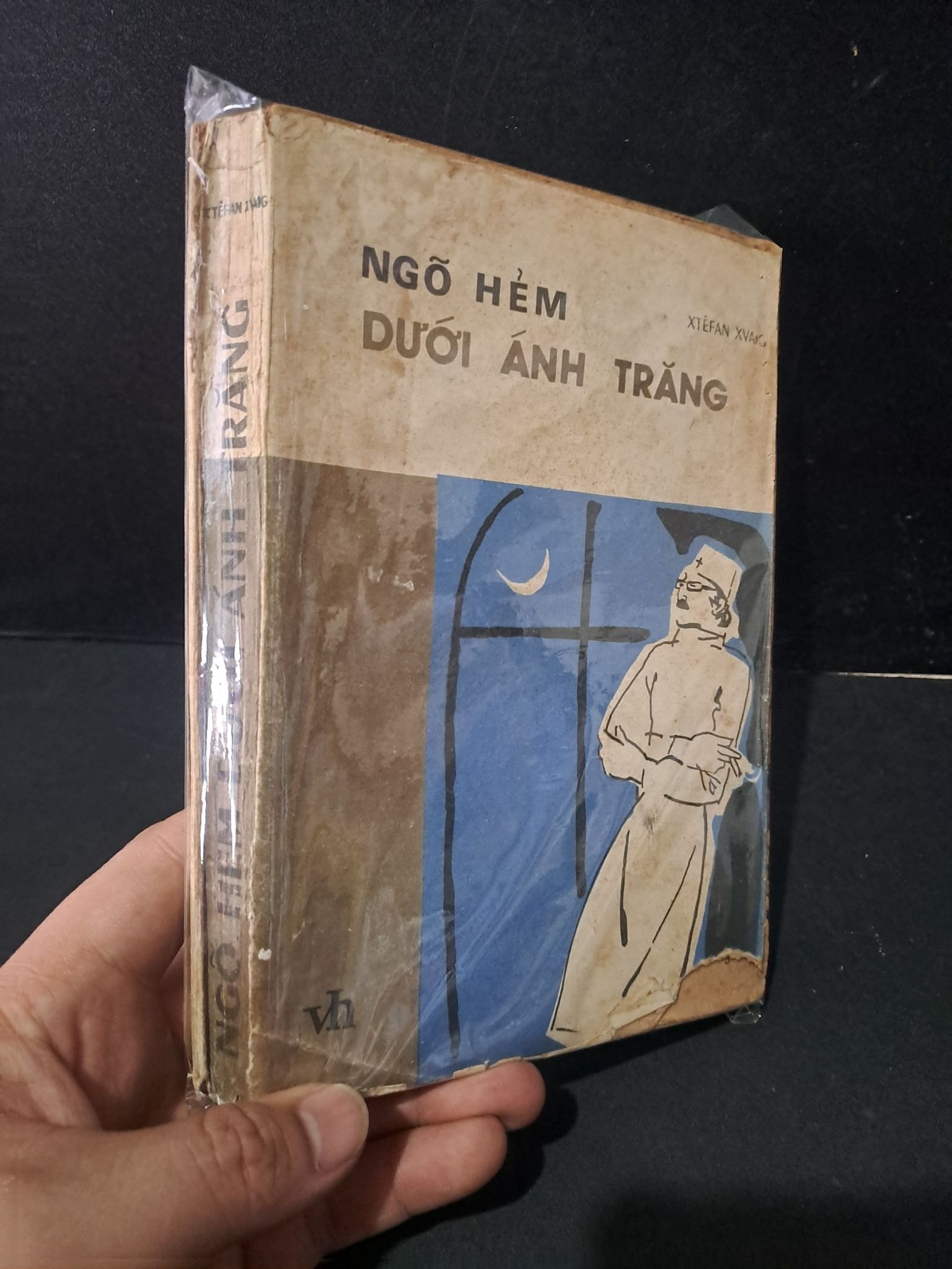 Ngõ hẻm dưới ánh trăng mới 60% bẩn bìa, ố vàng, rách gáy, rách bìa 1982 Xtefan Xvaig HCM1604 VĂN HỌC (NSX)
