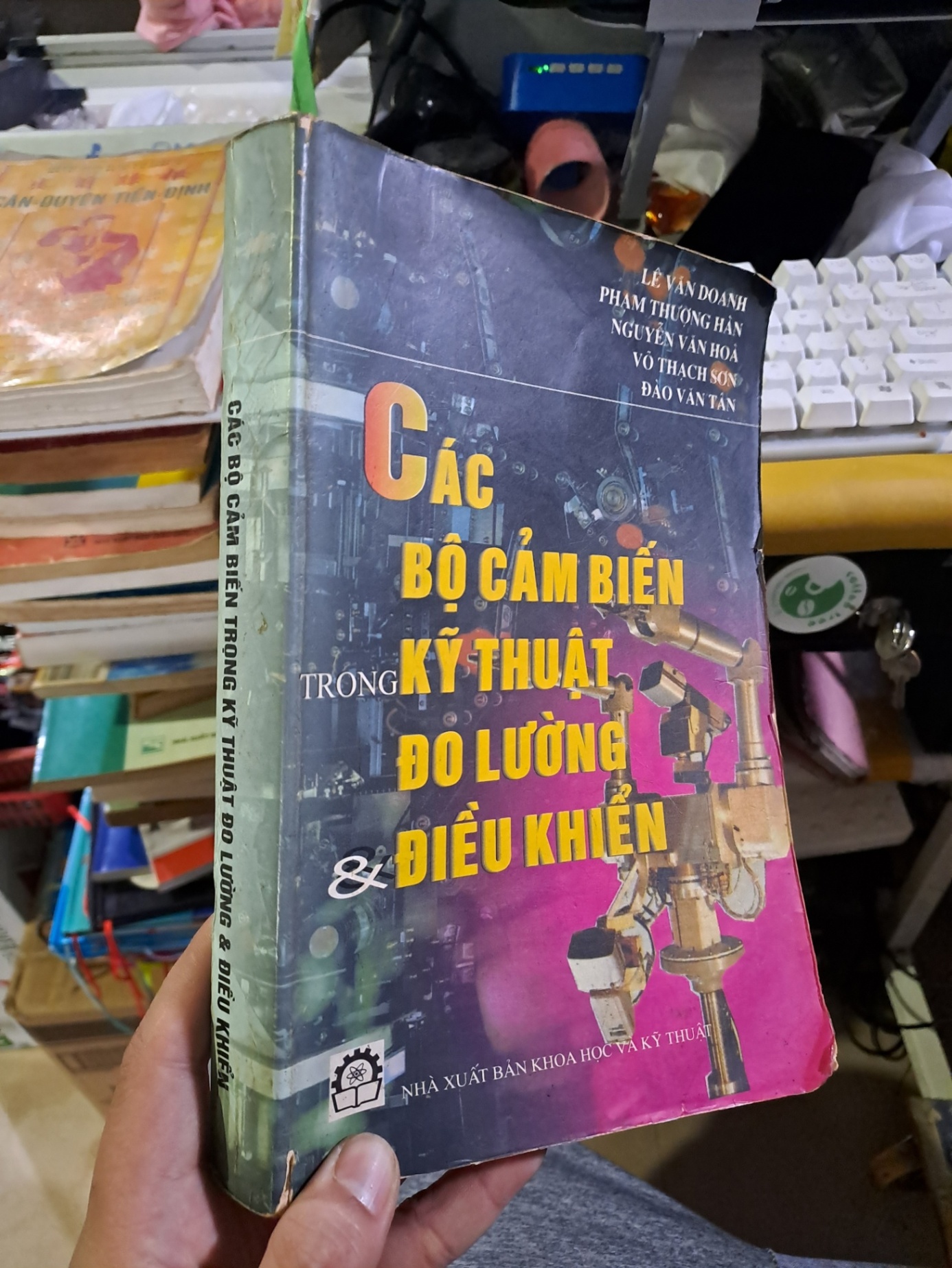 Các bộ cảm biến trong kỹ thuật đo lường và điều khiển mới 80% ố nhăn góc, có viết 2001 GIÁO TRÌNH, CHUYÊN MÔN HCM1709
