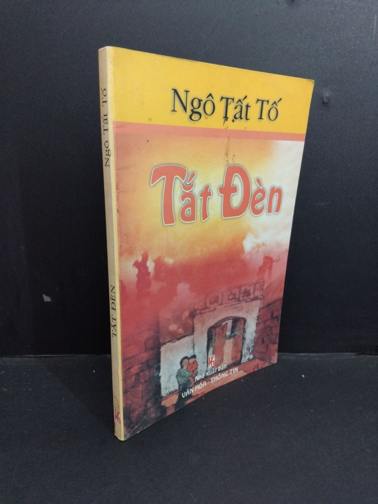 Tắt đèn mới 80% bẩn bìa, ố nhẹ, có chữ viết 2008 HCM0412 Ngô Tất Tố VĂN HỌC (NSX)