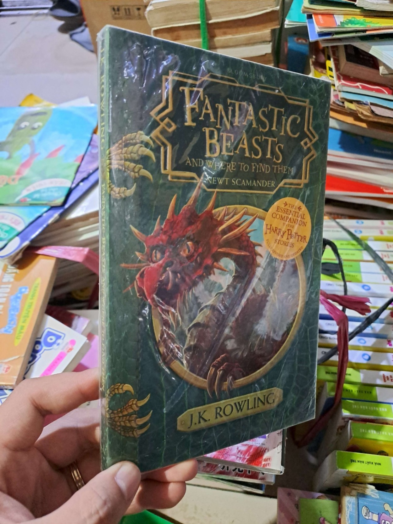 Fantastic beasts and where to find them newt scamander - Rowling - - VĂN HỌC - HCM0111 (NSX)