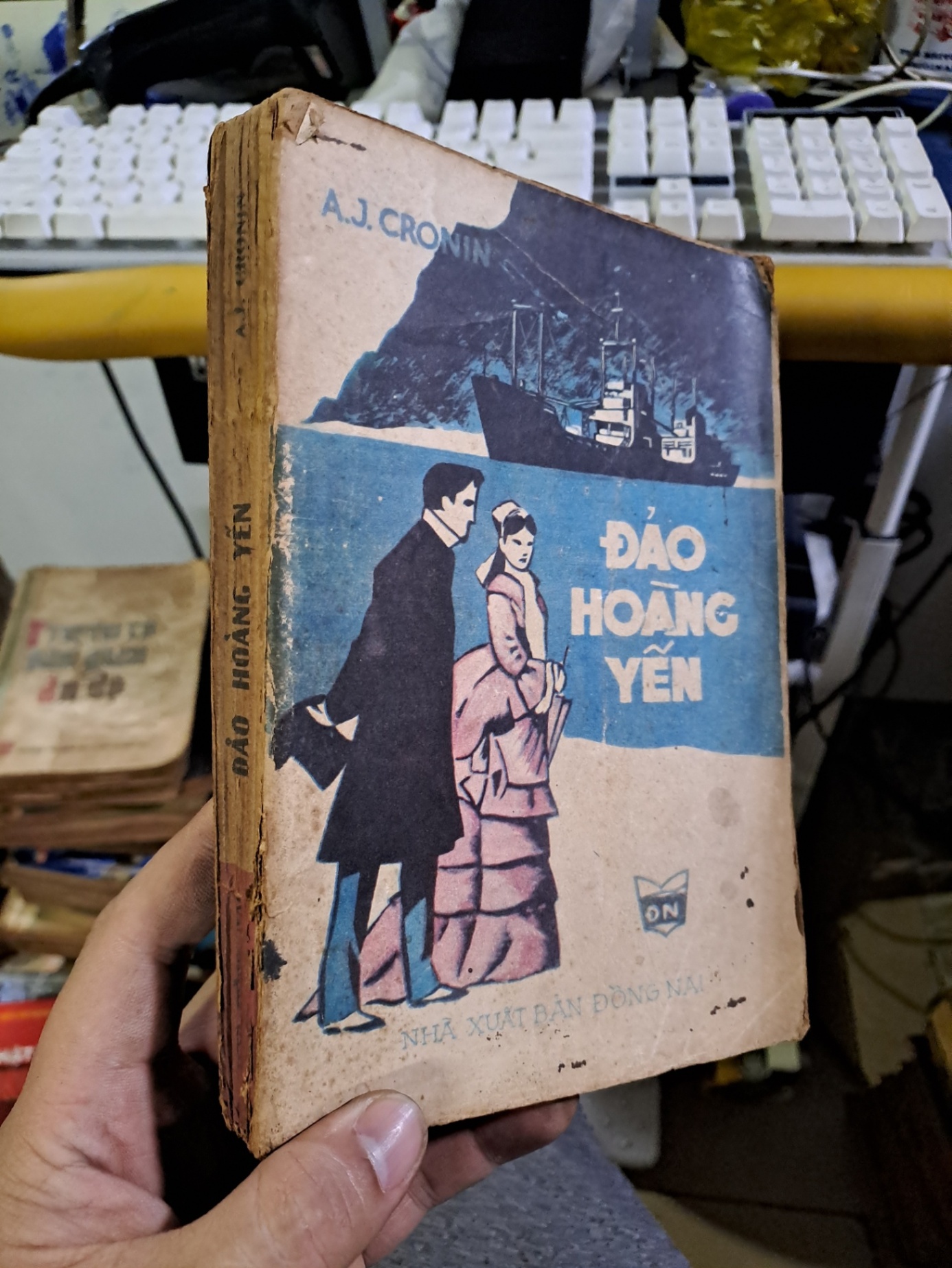 Đảo hoàng yến mới 70% ố chóc bìa 1989 Văn học nước ngoài HCM1709 (NSX)