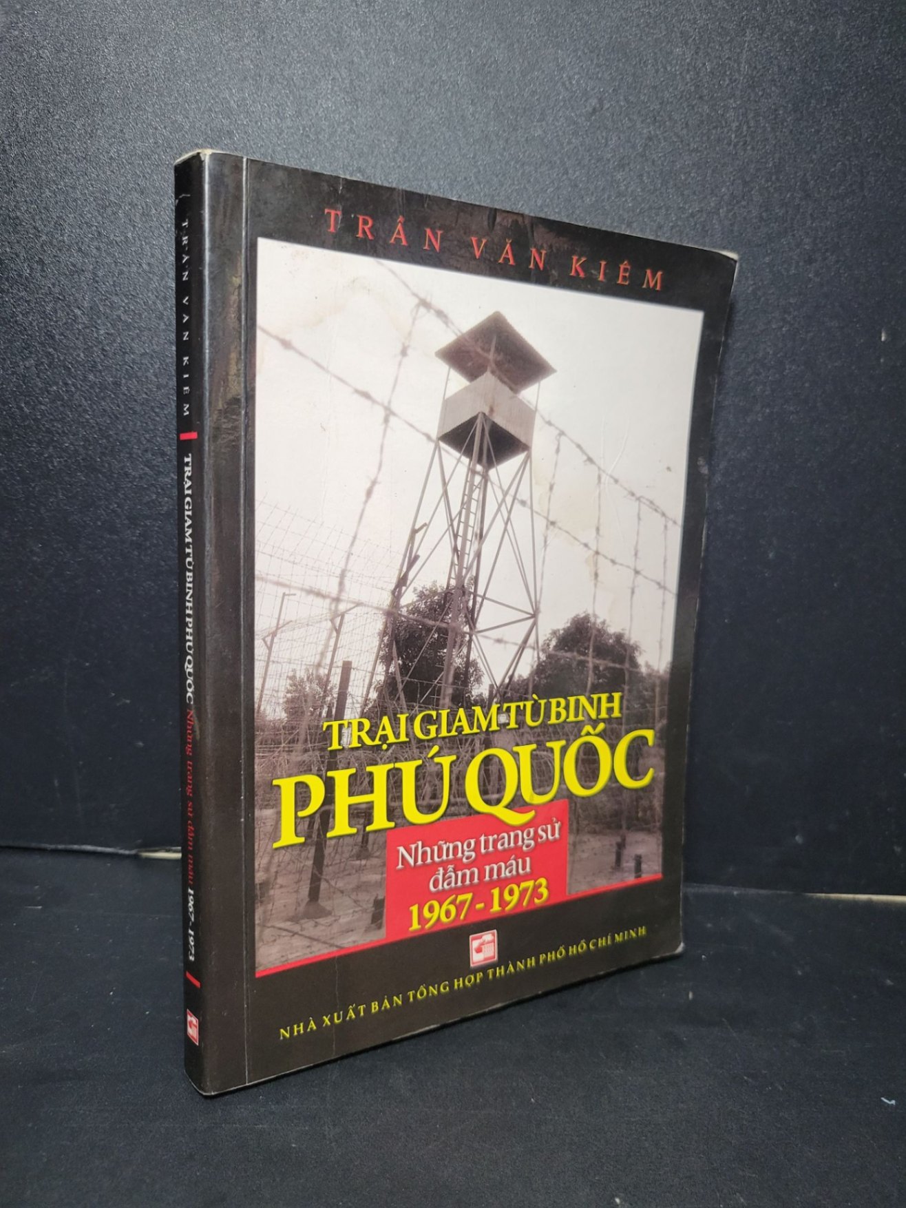 Trại giam tù binh Phú Quốc những trang sử đẫm máu 1967- 1973 mới 80% bẩn bìa, ố nhẹ, tróc gáy 2014 Trần Văn Kiêm HCM2205 LỊCH SỬ - CHÍNH TRỊ - TRIẾT HỌC (NSX)