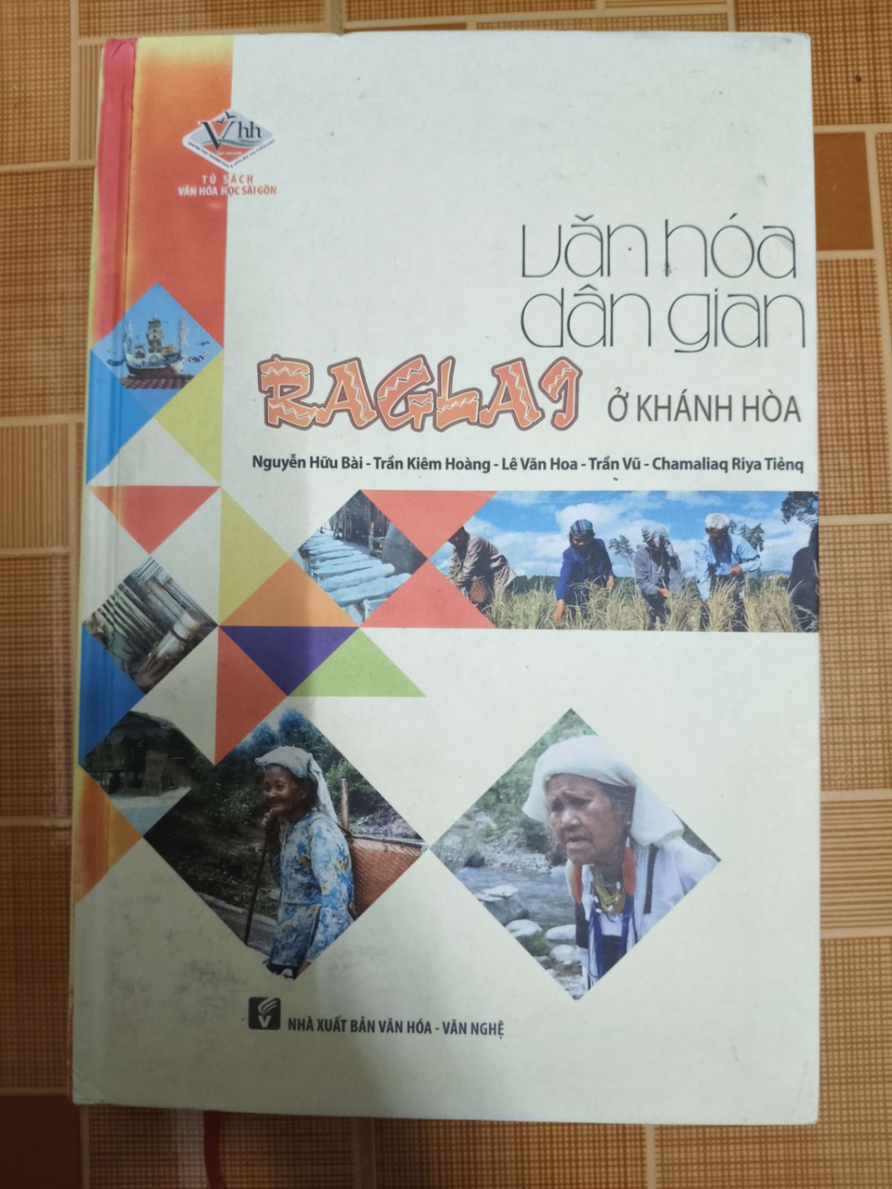 Văn hoá dân gian Raglai ở Khánh Hòa - 2014 - 350 trang LỊCH SỬ - CHÍNH TRỊ - TRIẾT HỌC ANTQ1301