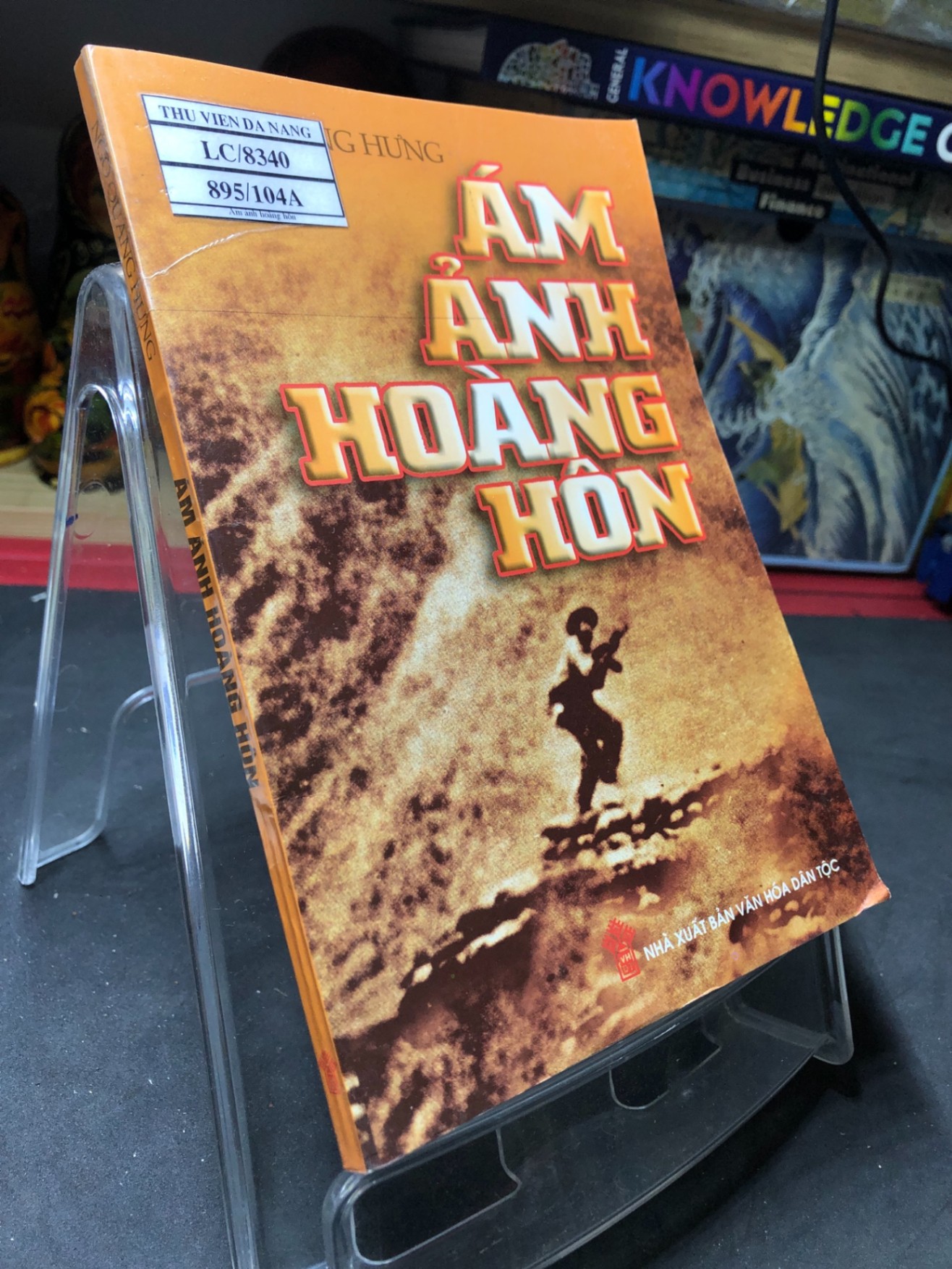 Ám ảnh hoàng hôn mới 80% bẩn có dấu mộc và viết nhẹ trang đầu 2007 Ngô Quang Hưng HPB0906 SÁCH VĂN HỌC (NSX)