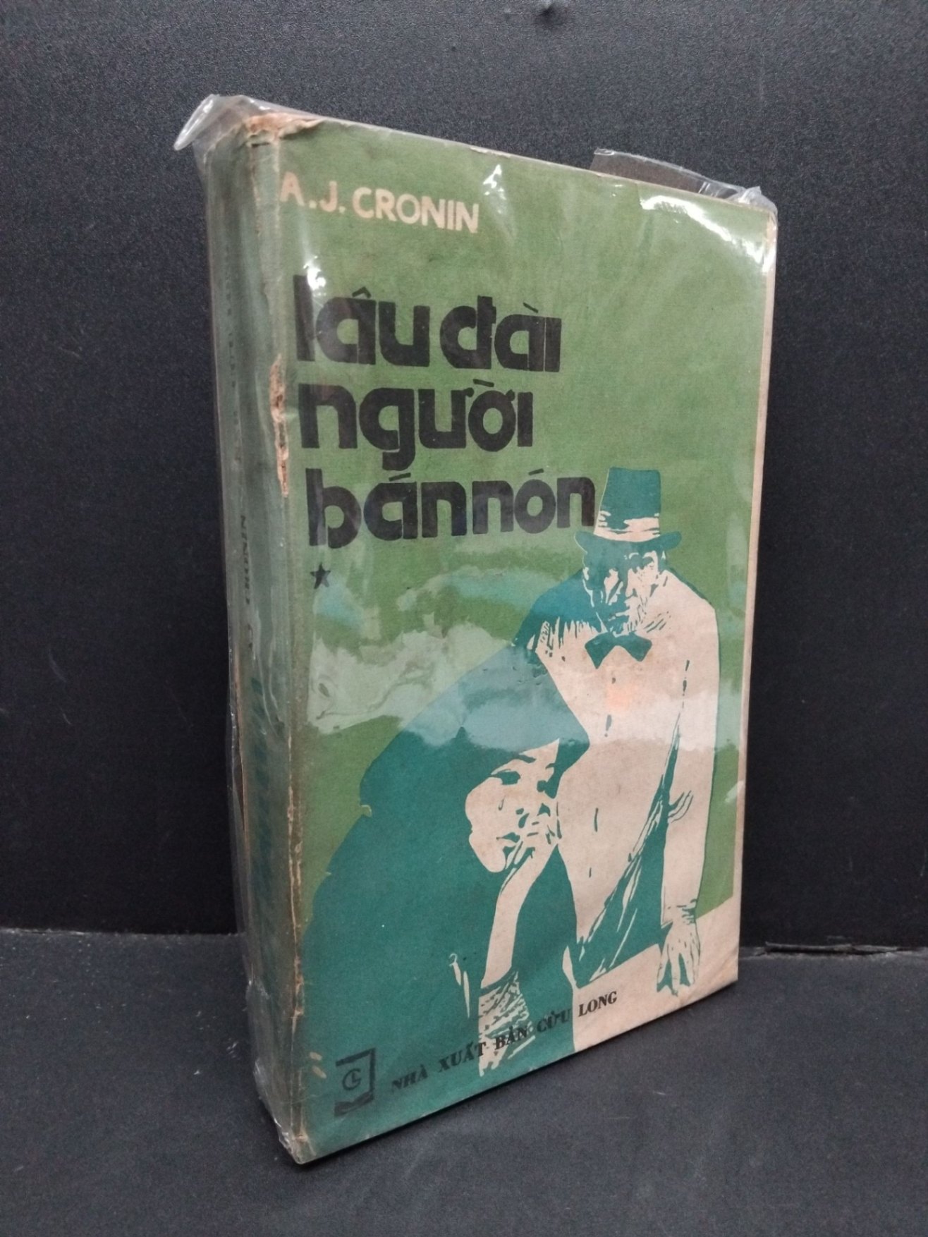 Lâu đài người bán nón mới 60% bẩn bìa, ố vàng, rách gáy HCM2110 A.J.Cronin VĂN HỌC (NSX)