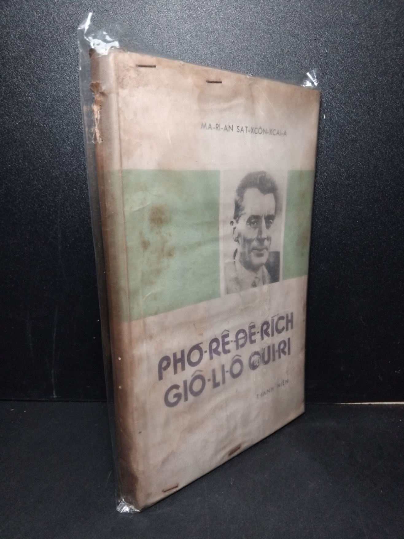 Phơ-rê-đê-rích Giô-li-ô Qui-ri mới 70% bẩn bìa, ố vàng, có vệt nước Ma-ri-an Sat-xcon-xcai-a HCM2603 DANH NHÂN (NSX)