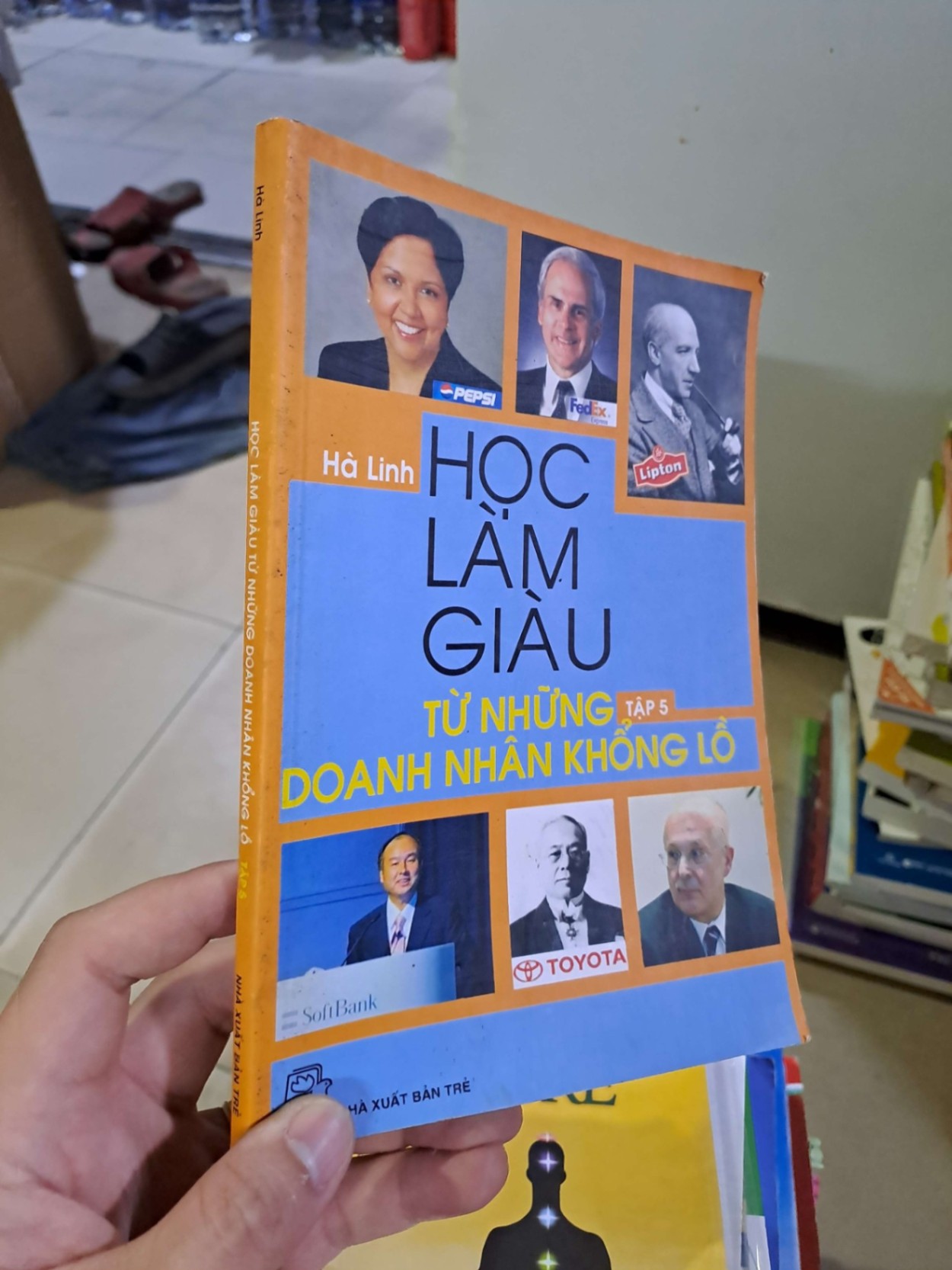 Học làm giàu từ những doanh nhân khổng lồ tập 5 2006 mới 80% ố QUẢN TRỊ HCM2908 (NSX)