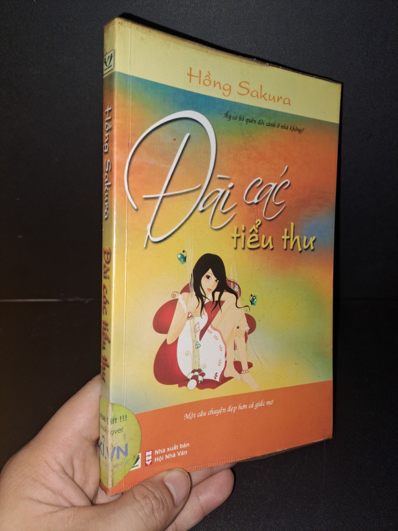 Đài các tiểu thư mới 90% bẩn nhẹ 2012 Hồng Sakura HCM1604 VĂN HỌC
