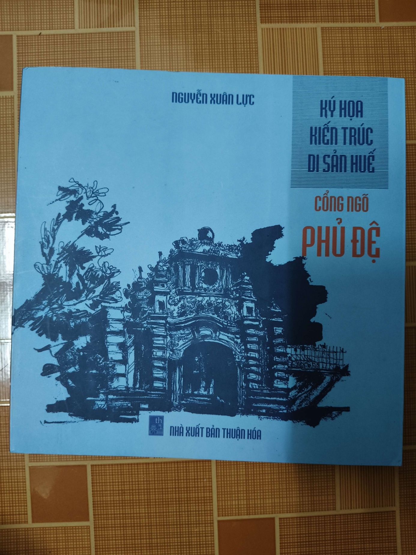Ký họa kiến trúc di sản Huế cổng ngõ phủ đệ - 2022 - 152 trang LỊCH SỬ - CHÍNH TRỊ - TRIẾT HỌC ANTQ2012-144