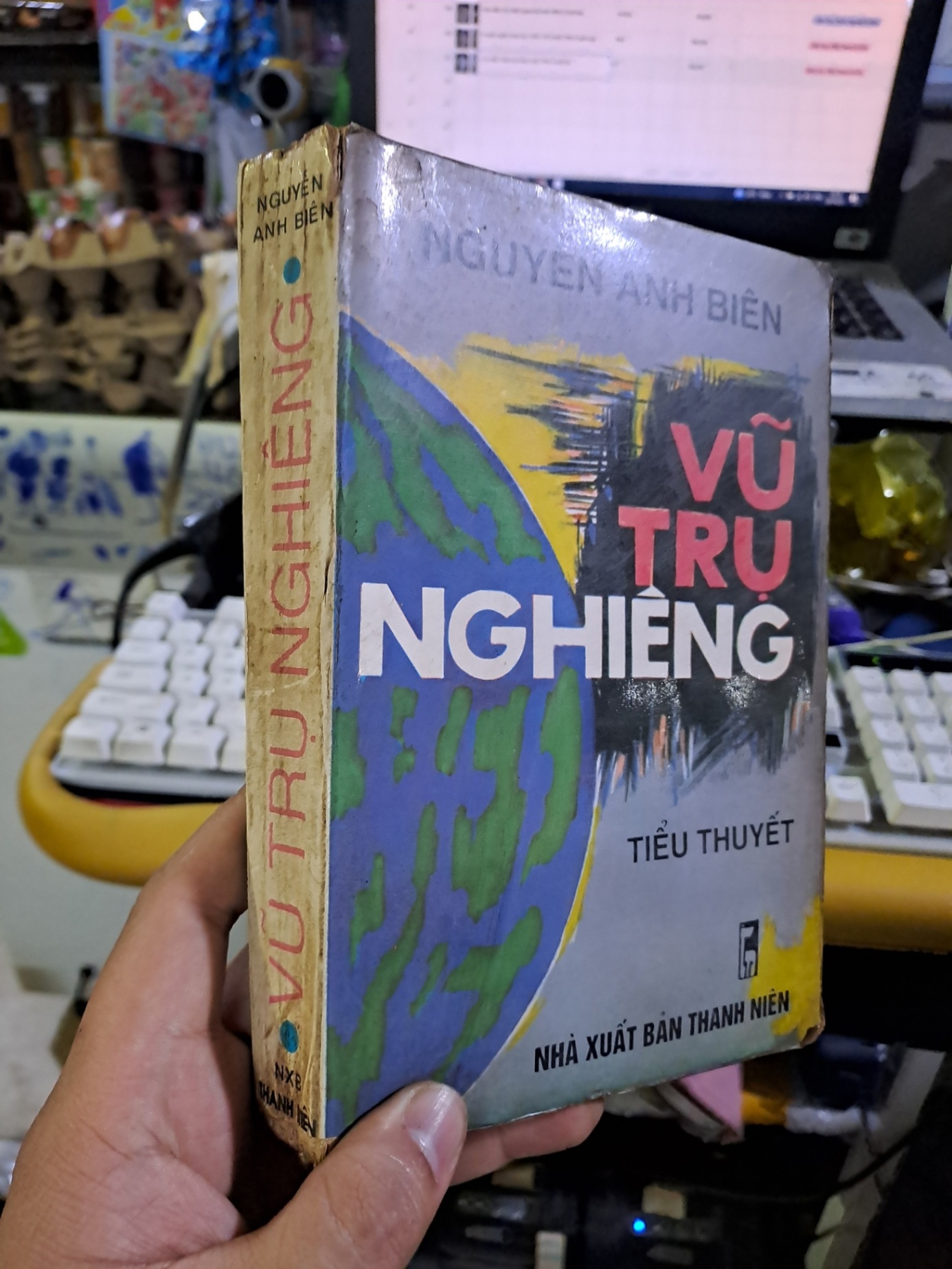 Vũ trụ nghiêng Nguyễn Anh Biên Tiểu thuyết 1996 mới 80% ố Văn học Việt Nam HCM1709 (NSX)