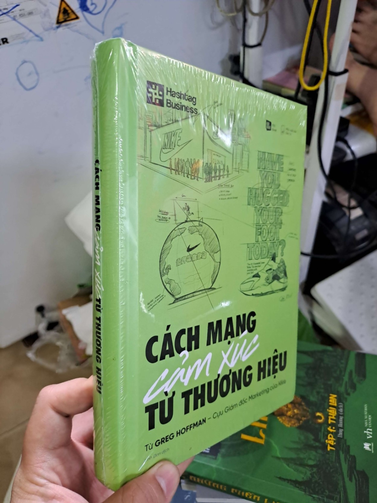 Cách mạng cảm xúc từ thương hiệu - Hoffman - bìa cứng mới 100% - MARKETING KINH DOANH - HCM0111 (NSX)