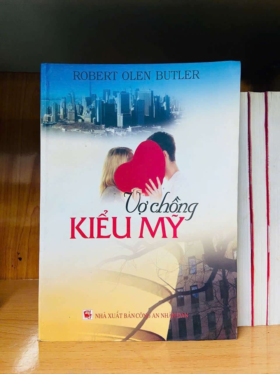 Vợ chồng KIỂU MỸ - Robert Olen Butler VĂN HỌC VAVO0810