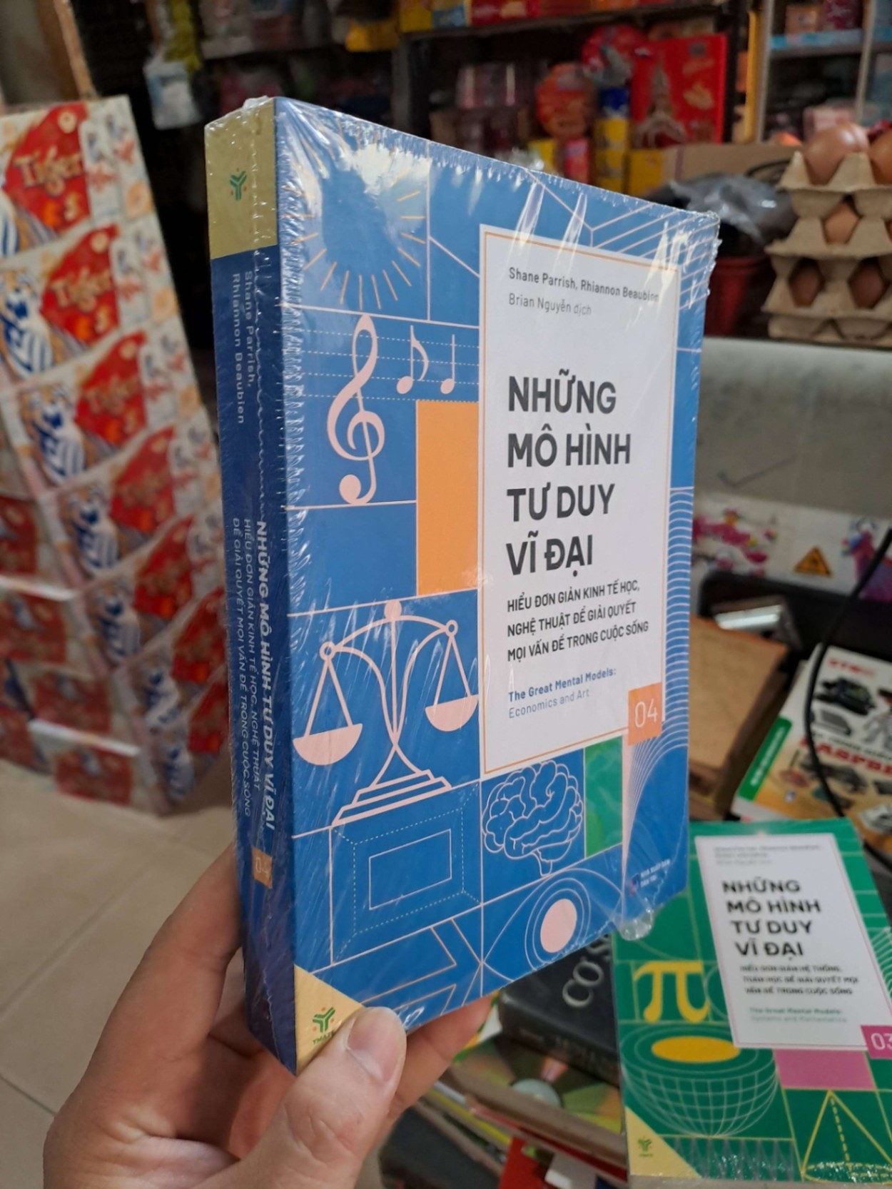Những Mô Hình Tư Duy Vĩ Đại 04 (Hiểu Đơn Giản Hệ Thống, Toán Học Để Giải Quyết Mọi Vấn Đề Trong Cuộc Sống) - Shane Parrish, Rhiannon Beaubien, Rosie Leizrowice - mới 100% - KỸ NĂNG - HCM3012 (NSX)