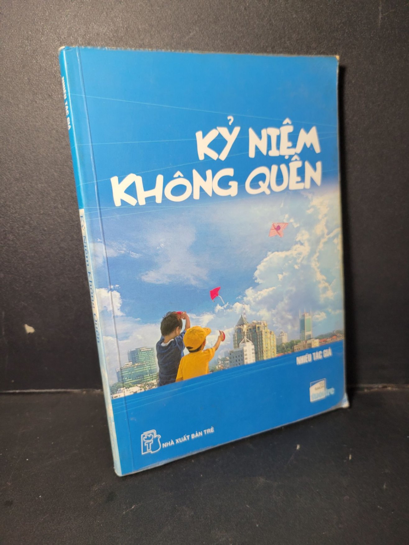Kỷ niệm không quên mới 80% bẩn bìa, ố nhẹ, có chữ ký trang đầu 2006 HCM1001 Nhiều tác giả VĂN HỌC (NSX)