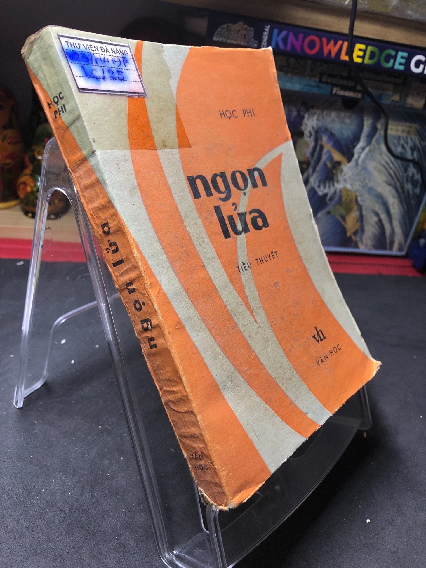 Ngọn lửa mới 50% ố nặng bẩn rách bìa có dấu mộc và viết nhẹ trang đầu 1981 Học Phi HPB0906 SÁCH VĂN HỌC (NSX)