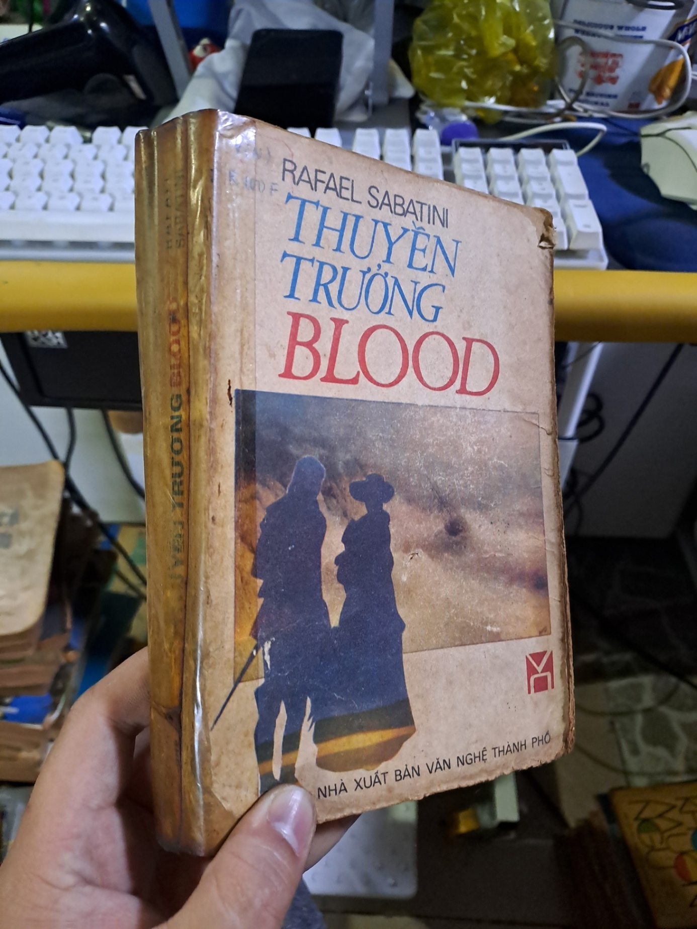 Thuyền trưởng blood mới 70% ố chóc bìa 1988 Văn học nước ngoài HCM1709 (NSX)