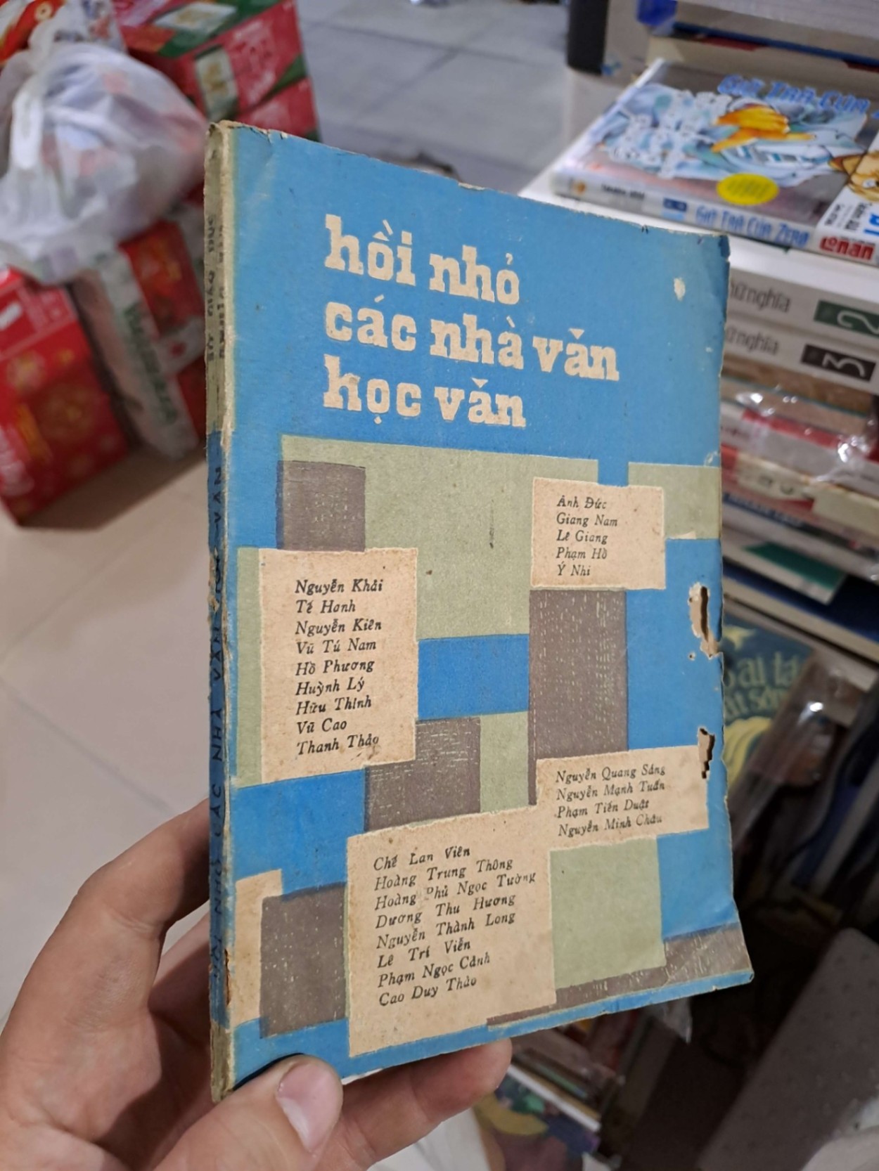 Hồi Nhỏ Các Nhà Văn Học Văn - Nhiều Tác Giả - 1986 mới 70% ố rách nhẹ - VĂN HỌC - HMT3012 (NSX)