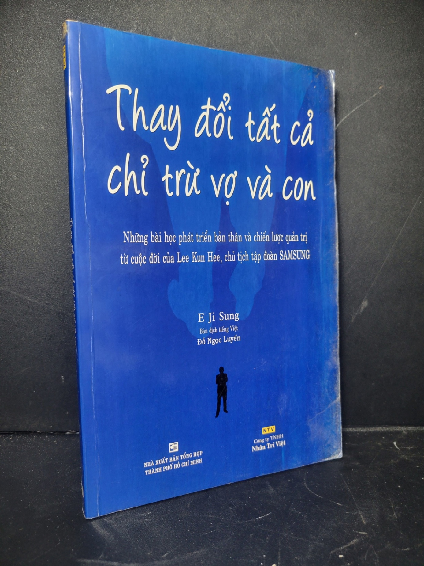 Thay đổi tất cả chỉ trừ vợ và con 2010 mới 60% bẩn bìa, ẩm, mốc, dính trang E Ji Sung HCM0906 MARKETING KINH DOANH (NSX)