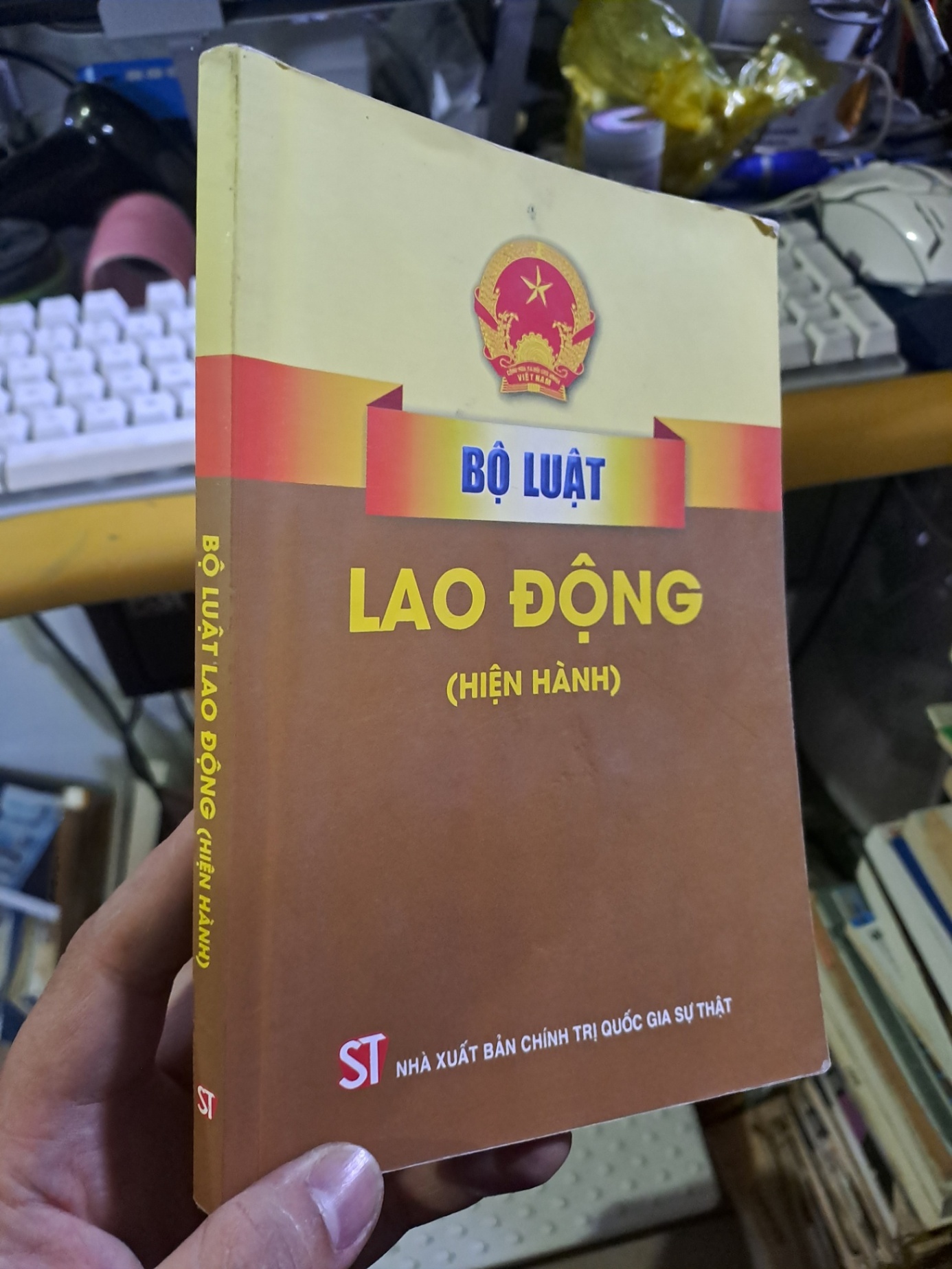 Bộ luật lao động hiện hành 2022 mới 80% có viết ít GIÁO TRÌNH, CHUYÊN MÔN HCM1709 (NSX)