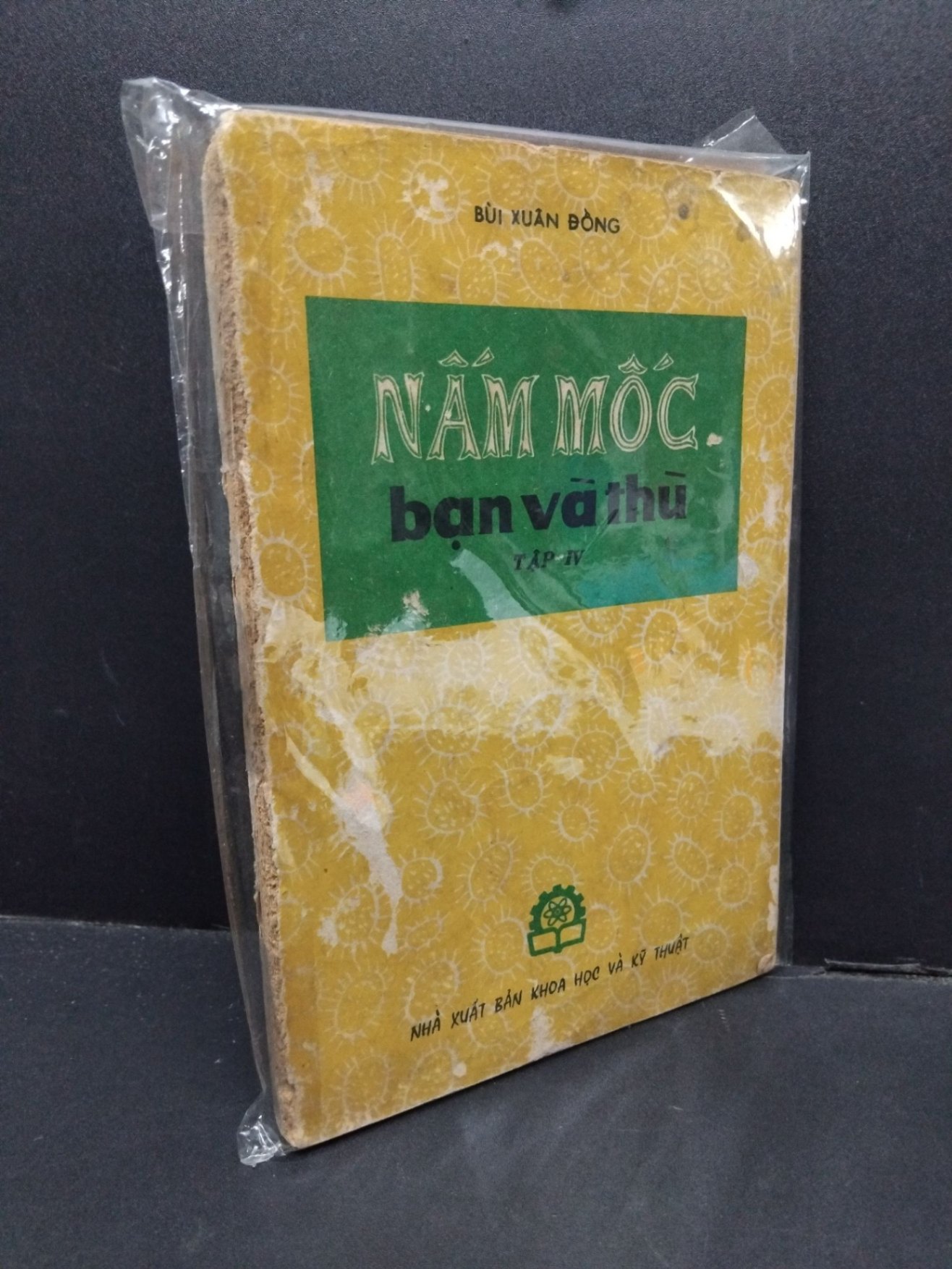 Nấm mốc bạn và thù tập 4 mới 60% bẩn bìa, ố vàng, tróc bìa, tróc gáy HCM2110 Bùi Xuân Đồng VĂN HỌC