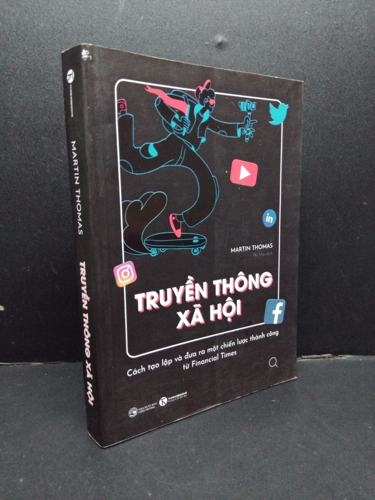 Truyền thông xã hội mới 90% ố nhẹ trầy gáy 2022 HCM1008 Martin Thomas KỸ NĂNG