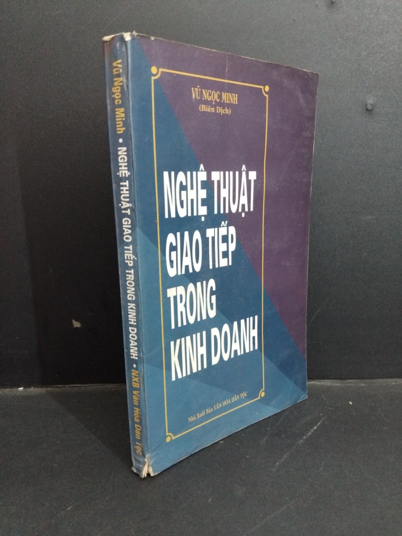 Nghệ thuật giao tiếp trong kinh doanh mới 60% bẩn bìa, ố vàng, bị ẩm 1998 HCM0412 Vũ Ngọc Minh KỸ NĂNG (NSX)