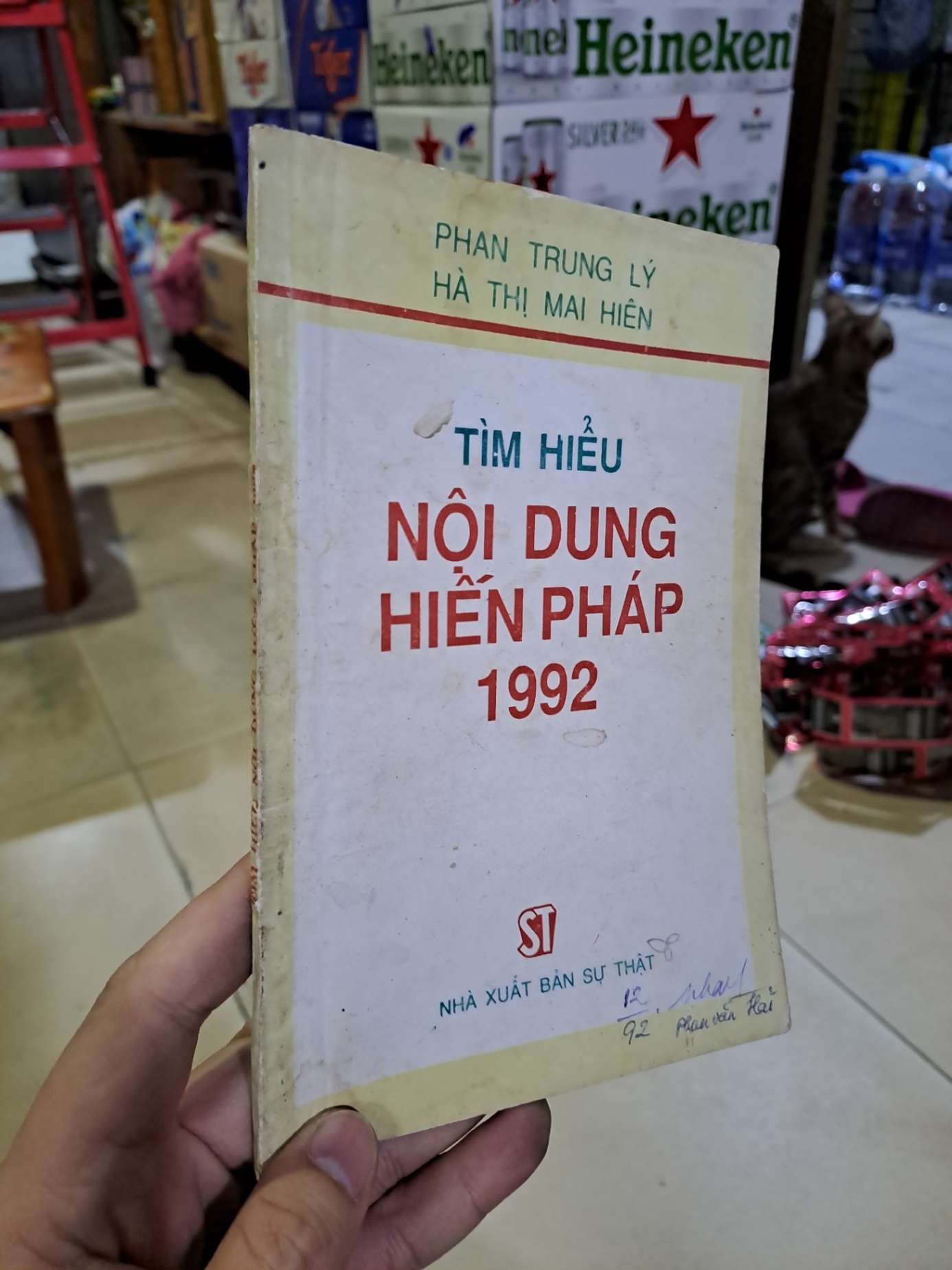 Tìm hiểu nội dung hiến pháp 1992 Phan Trung Lý mới 80% ký tên bìa HCM0308 GIÁO TRÌNH, CHUYÊN MÔN (NSX)